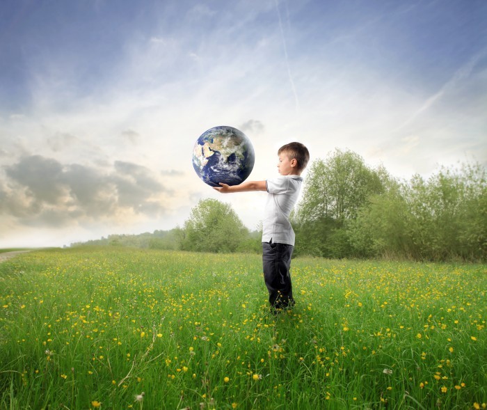 Fotolia 25848370 Subscription XXL1 Мальчик с шаром Земли   Boy with the ball of the Earth