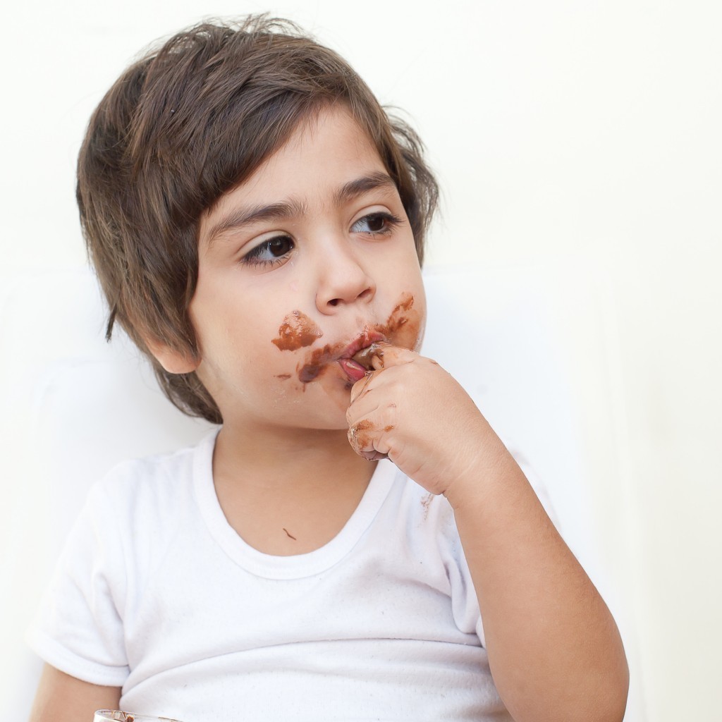 Fotolia 34302412 1024x1024 Мальчик есть шоколад   Boy eating chocolate