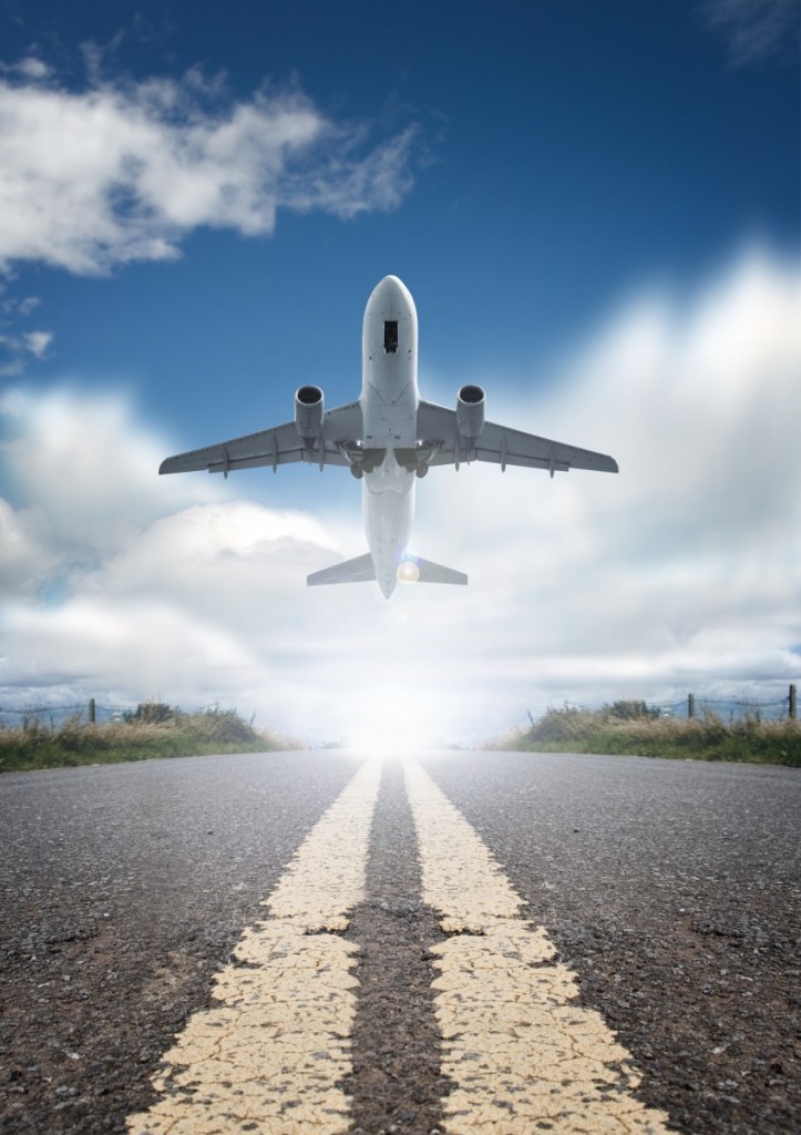 Fotolia 8789554 Subscription XL 723x1024 Самолет на взлетной полосе   Plane on the runway