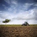 Трактор в поле - Tractor in field