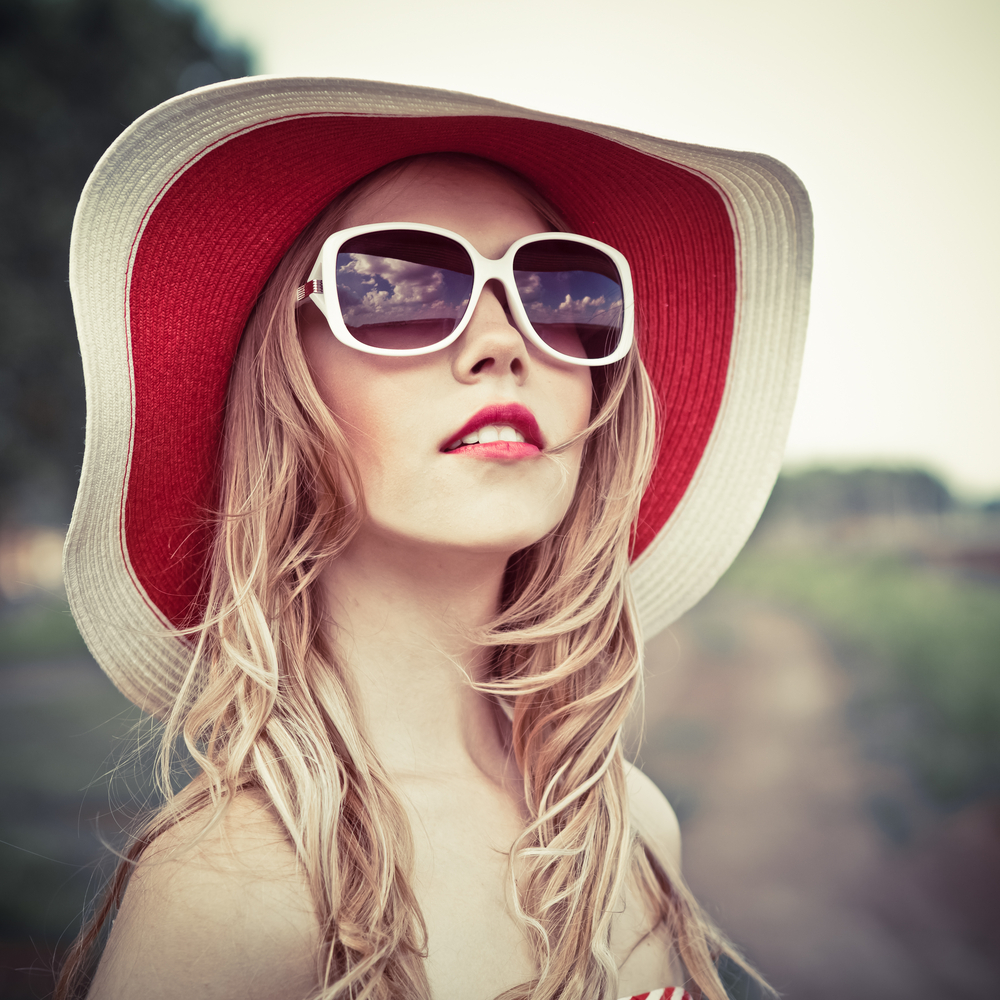 shutterstock 104937062 Блондинка в шляпе и очках   Blonde in hat and glasses