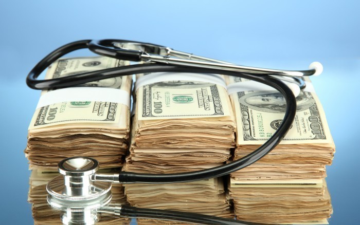 shutterstock 125724362 Доллары со стетоскопом   Dollars with a stethoscope