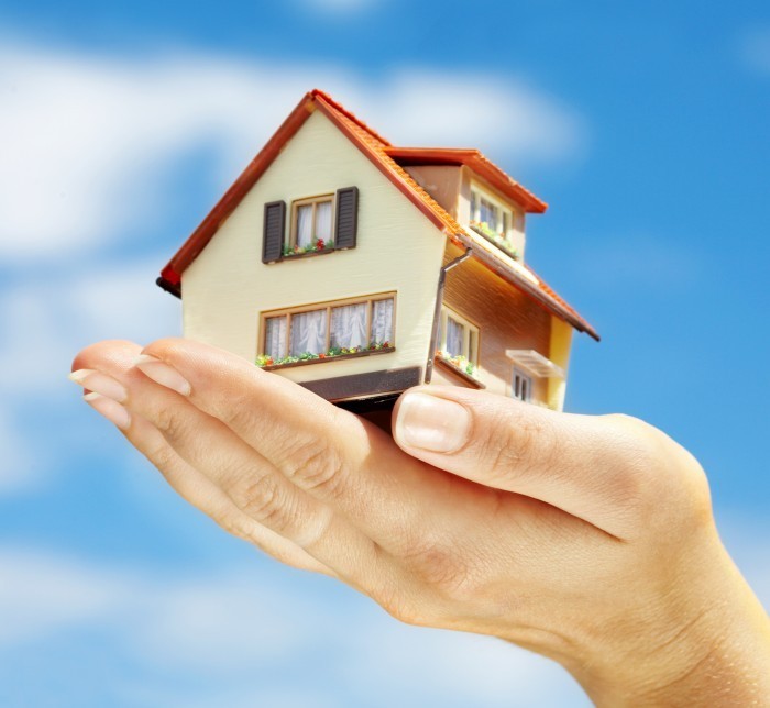 shutterstock 15885472 Дом в руках   House in the hands