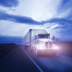 Американский грузовик на автостраде - American truck on highway