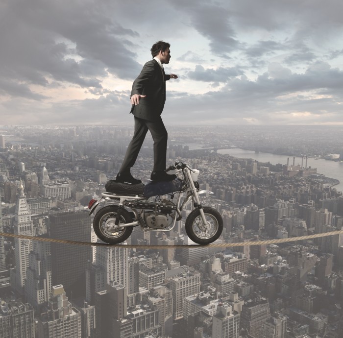 shutterstock 108464105 Мужчина на мотоцикле над городом   Man on a motorcycle over the city