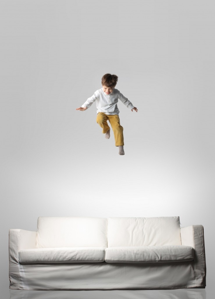 shutterstock 26147653 739x1024 Мальчик прыгает на диване    Boy jumping on the couch