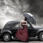 Девушка в бордовом платье возле машины - Girl in a burgundy dress near the car