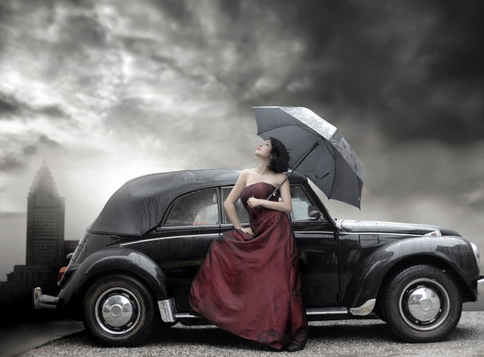 shutterstock 37224571 Девушка в бордовом платье возле машины   Girl in a burgundy dress near the car