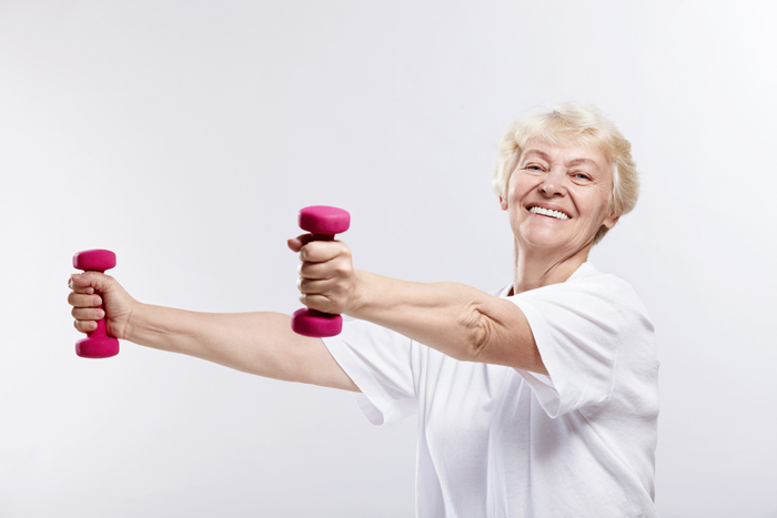 shutterstock 593301432 Старушка с гантелями   Old woman with dumbbells