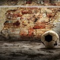 Футбольный мяч возле кирпичной стены - Soccer ball near a brick wall