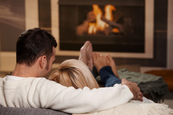 1377590923 fotolia18793167subscriptionxxl20 Мужчина и женщина у камина   Man and a woman by the fireplace