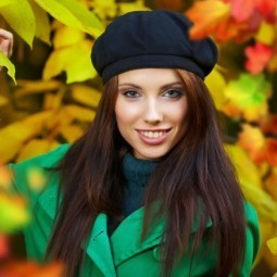 Девушка в зеленом пальто и берете осень - Girl in green coat and beret autumn