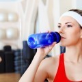 Спортивная девушка пьет воду - Sports girl drinks water