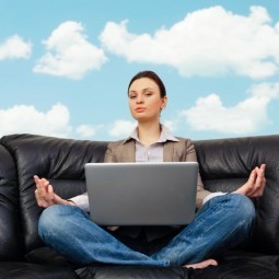 Женщина медитирует перед ноутбуком - Woman meditating in front of a laptop