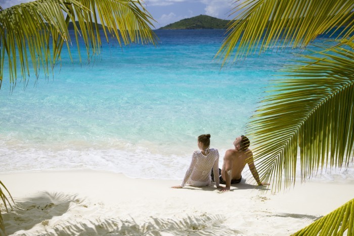 istock 000010098348large Пара на берегу моря   Couple on the beach