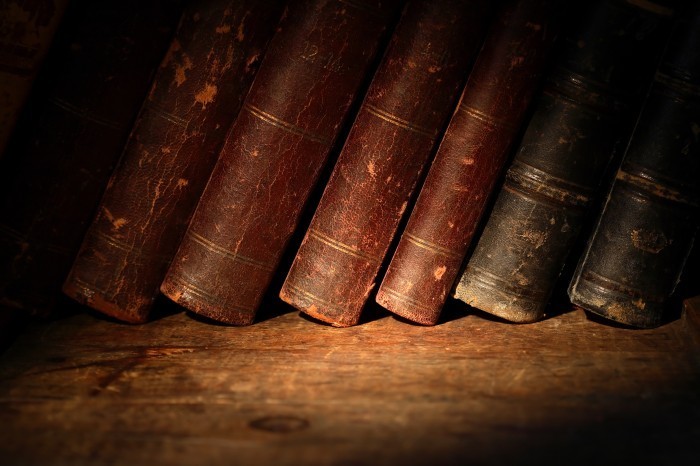 shutterstock 114249982 Старые книги   Old books