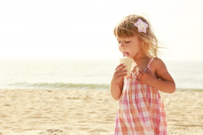 shutterstock 144622736 Девочка на пляже с мороженым   Girl on the beach with ice cream