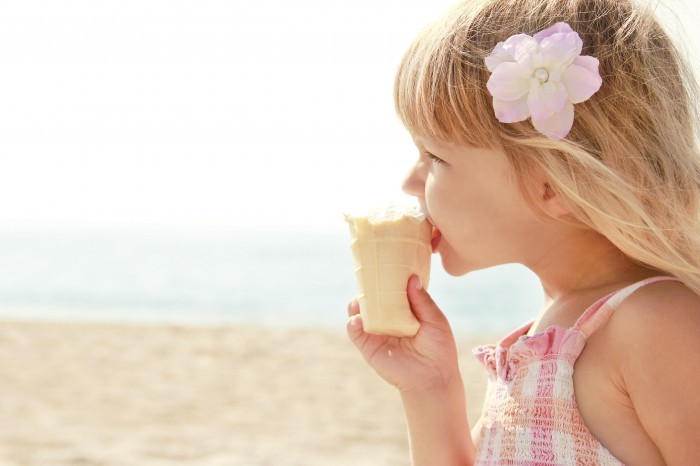 shutterstock 144698203 Девочка ест мороженое   Girl eating ice cream