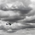 Самолет в небе в хмурую погоду - Plane in the sky in the gloomy weather