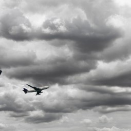 Самолет в небе в хмурую погоду - Plane in the sky in the gloomy weather