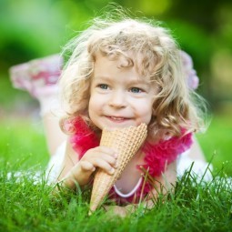 Кучерявая девочка с мороженым - Curly girl with ice cream