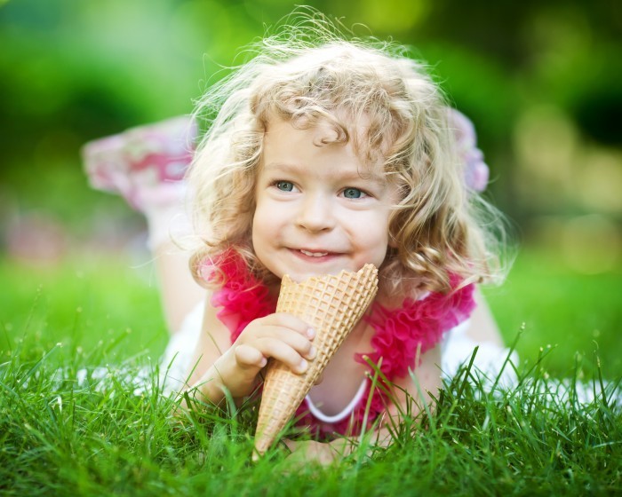 shutterstock 96340373 Кучерявая девочка с мороженым   Curly girl with ice cream