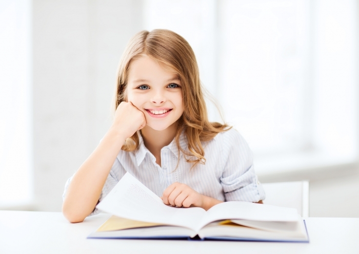 Fotolia 55004876 Subscription Monthly M Девочка с книгой   Girl with book