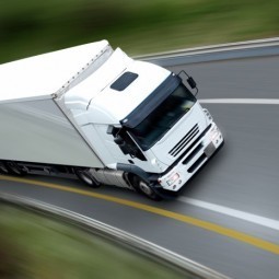 Белый грузовик на дороге - White truck on the road