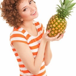 Рыжая девушка с ананасом - Red-haired girl with pineapple