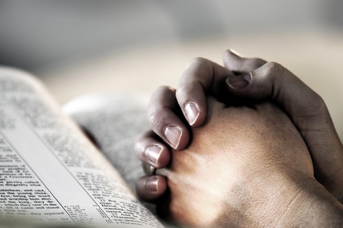 fotolia praying hands on bible1 Руки на библии   Hands on the Bible