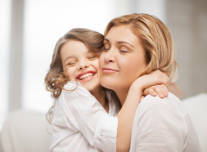 fotolia 49916741 l Женщина с девочкой на руках   Woman with a little girl in her arms