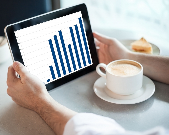 shutterstock 113615170 Планшет в руках и чашечка кофе    Tablet in his hands and a cup of coffee