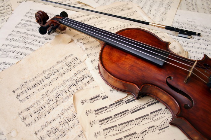 shutterstock 6025492 Скрипка с нотами   Violin with notes