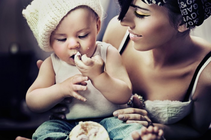 shutterstock 97170449 Стильная мама с ребенком   Stylish Mom and baby