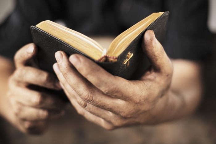 Depositphotos 2091072 original Библия в руках   Bible in the hands of