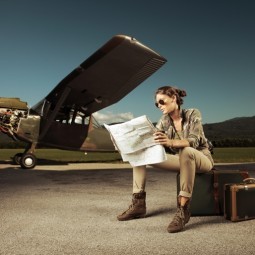 Девушка с картой возле вертолета - Girl with card beside helicopter