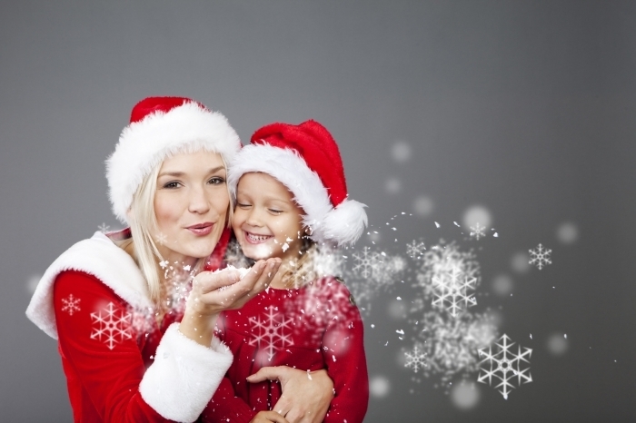 fotolia 18118043 m Женщина и девочка в новогодних колпаках   Woman and girl in christmas caps