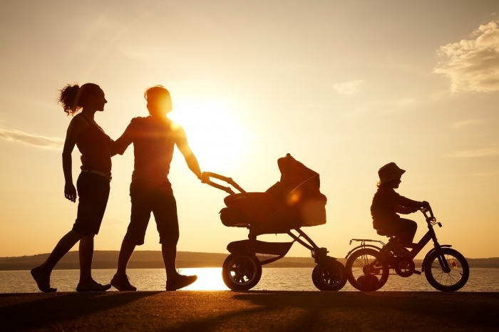 shutterstock 106049021 Семья с коляской   Family with sidecar