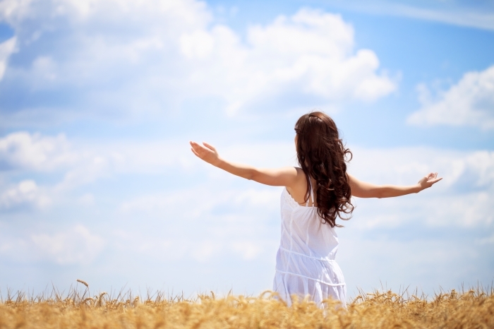 shutterstock 111371933 Женщина в поле   Woman in field