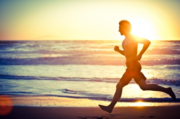 shutterstock 113012746 Мужчина бежит по набережной   Man is running along the waterfront