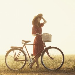 Девушка в шляпе с велосипедом - Girl in a hat with a bicycle