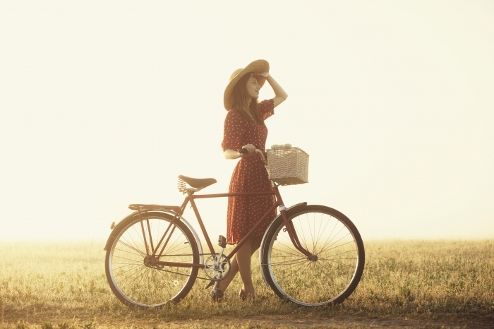 shutterstock 137646881 Девушка в шляпе с велосипедом   Girl in a hat with a bicycle