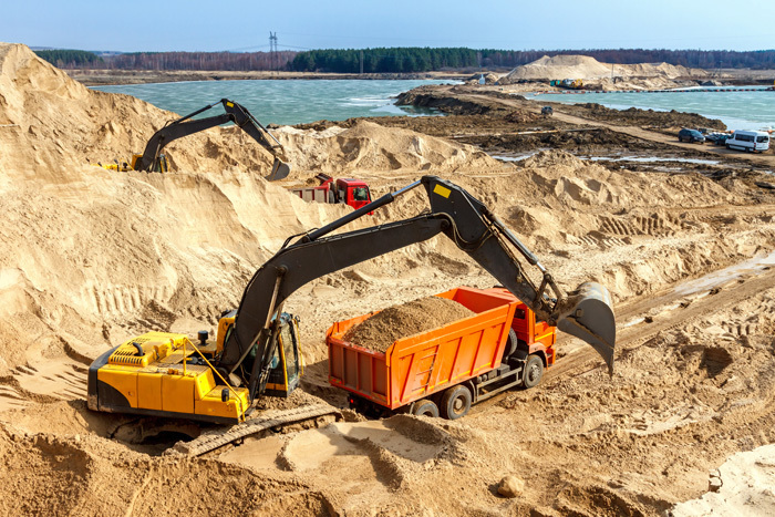 shutterstock 146113898 Кран на стройке   Crane at a construction site