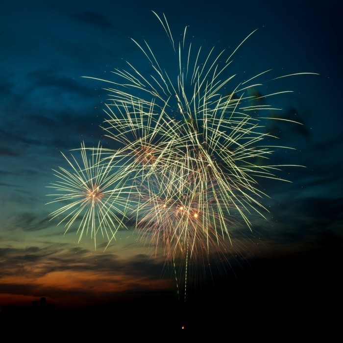 shutterstock 79666759 700x700 Фейерверк в небе   Fireworks in the sky