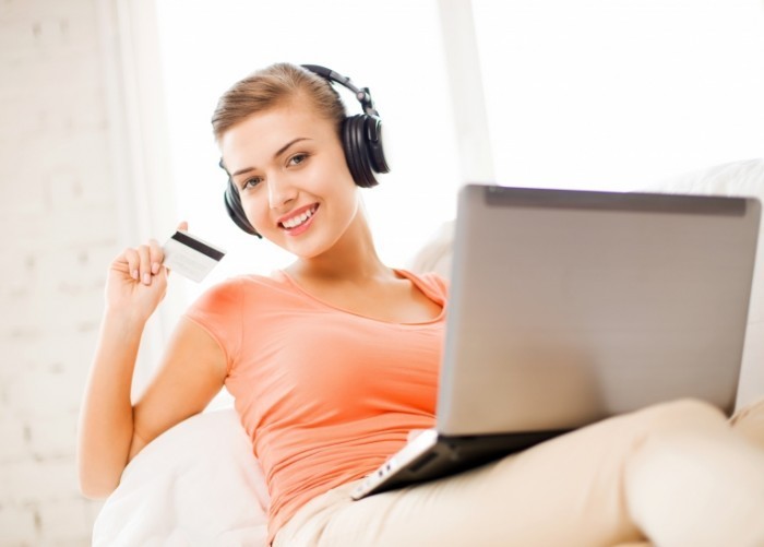 Fotolia 53322684 Subscription XXL 700x501 Девушка за ноутбуком в наушниках   Girl behind a laptop with headphones