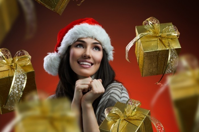 firestock 2711201308 700x464 Девушка с рождественскими подарками   Girl with Christmas presents