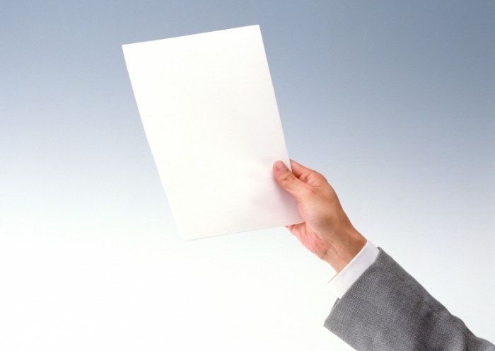 shutterstock 10725673 700x496 Лист бумаги в руке   Sheet of paper in his hand