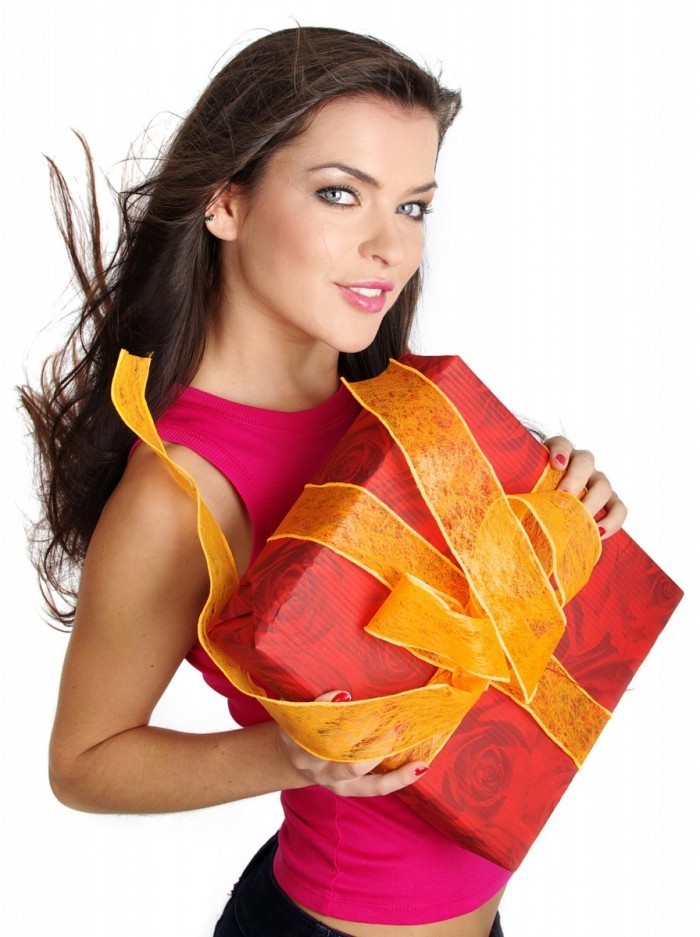 shutterstock 18551650 700x937 Брюнетка с подарком   Brunette with a gift