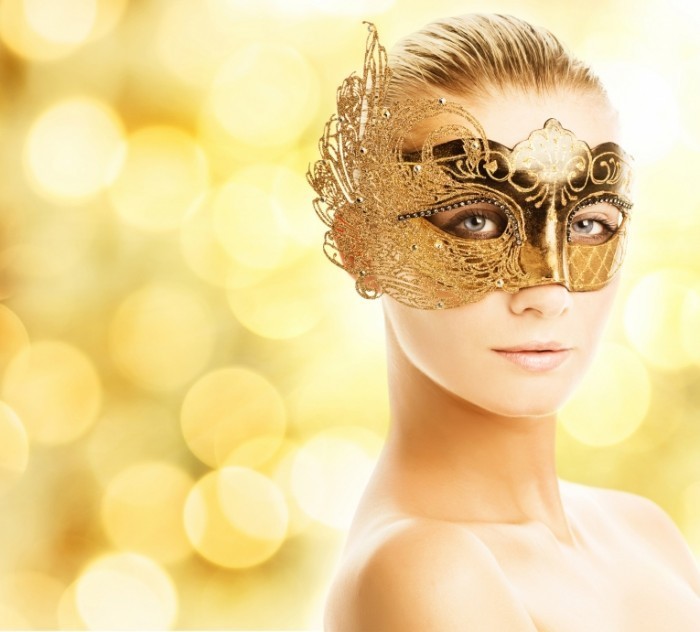 shutterstock 20233024 700x632 Девушка в маске   Girl in a mask