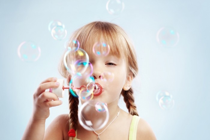 shutterstock 35663317 700x466 Девочка с мыльными пузырями   Girl with soap bubbles